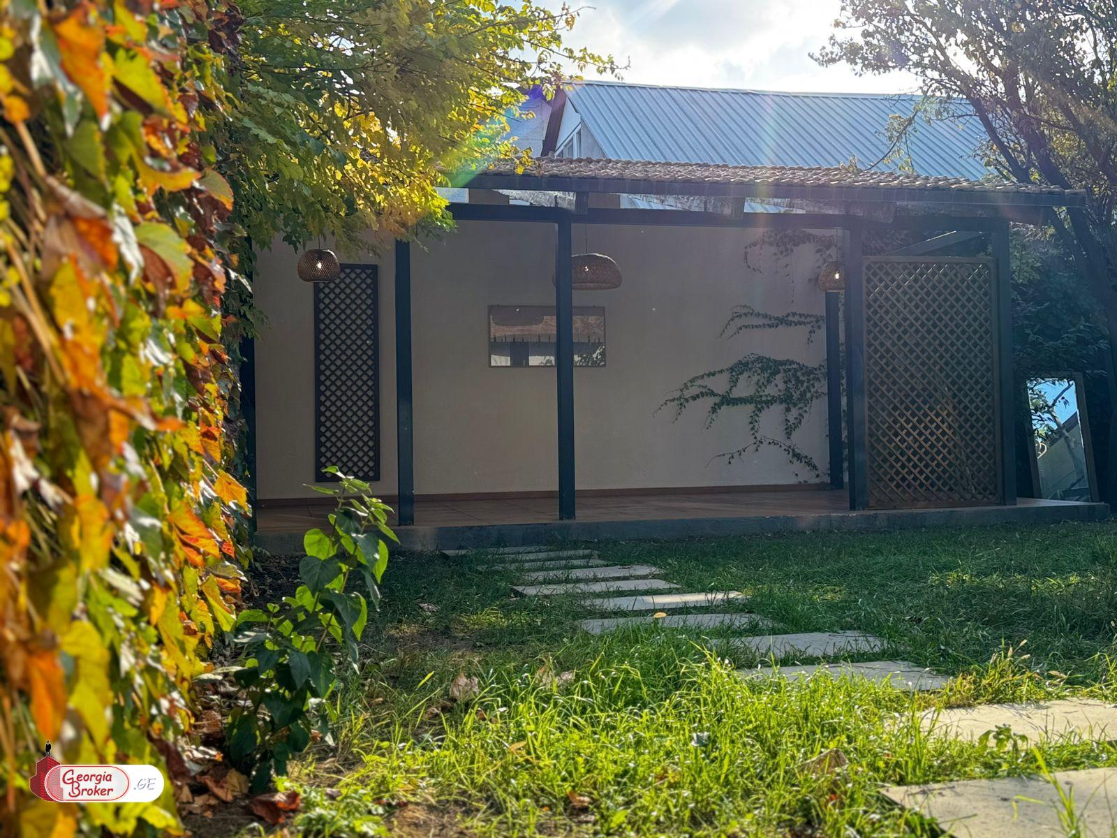 იყიდება ახალი გარემონტებული 5 ოთახიანი სახლი ისანში